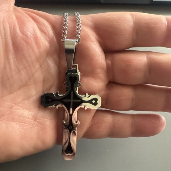 Vintage Silver / Black Tone Graphic Design Cross Pendant 24 Inch Chain Necklace - Picture 6 of 7